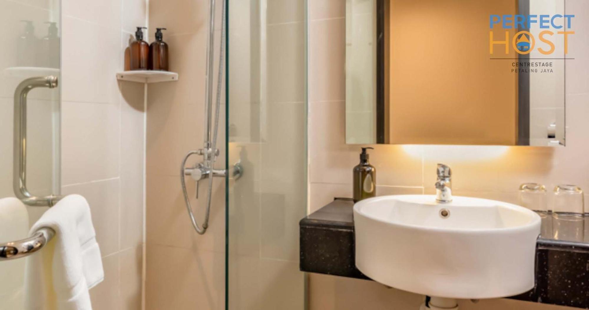 Hotel Centrestage Petaling Jaya By Perfect Host Exterior foto Bathroom