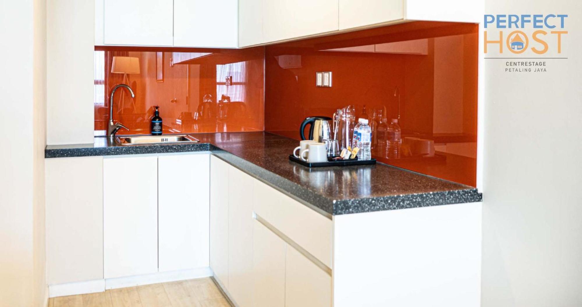 Hotel Centrestage Petaling Jaya By Perfect Host Exterior foto A kitchen with a granite countertop